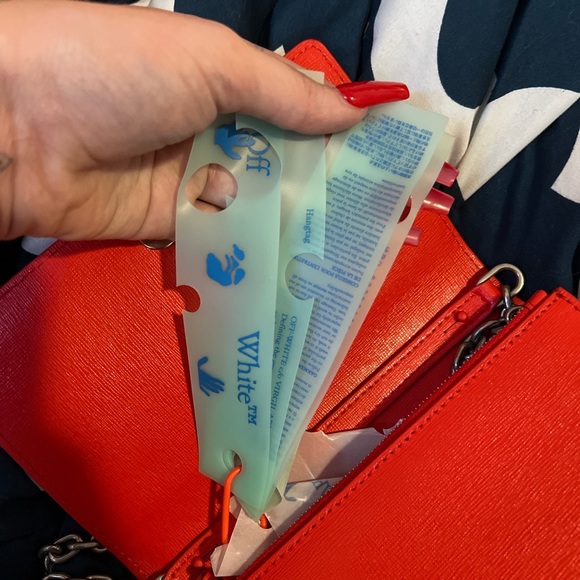 BRAND NEW OFF-WHITE PURSE - Picture 3 of 3